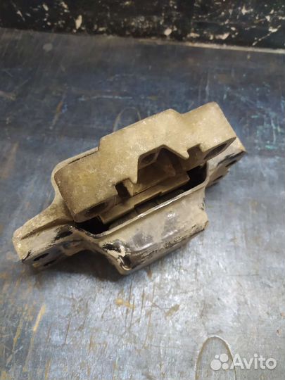 Опора двигателя Volkswagen Golf V