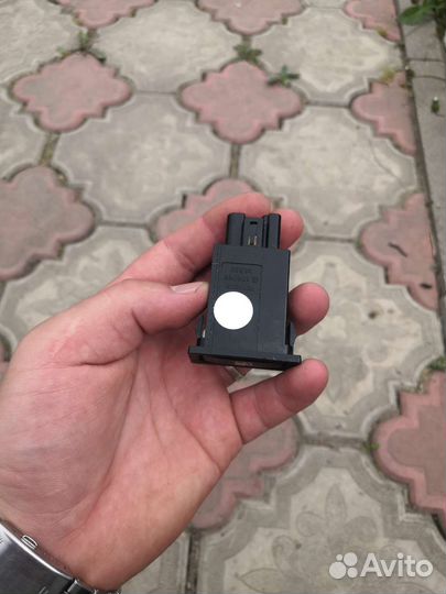 Кнопка открытия бака