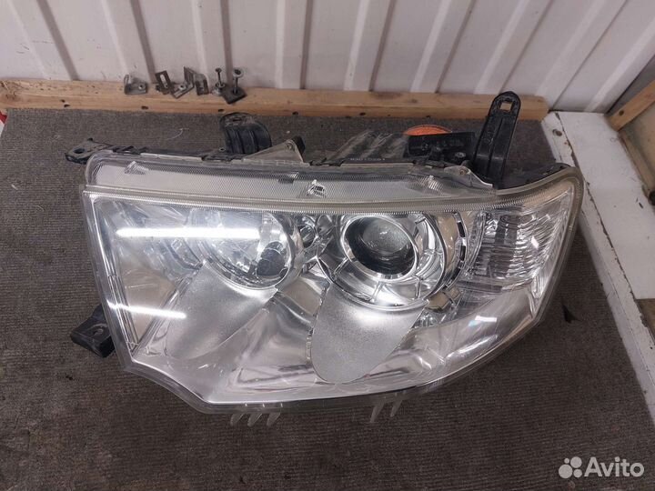 Фара левая Mitsubishi Pajero Sport 2009-12 ксенон