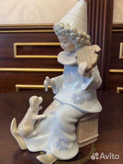 Фарфоровая статуэтка девочка с собачкой