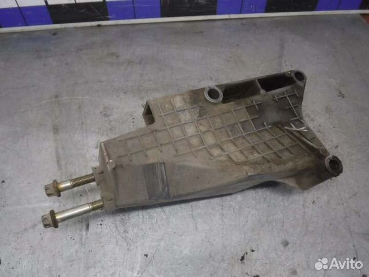 Кронштейн двс правый Лада Калина 11183 2008