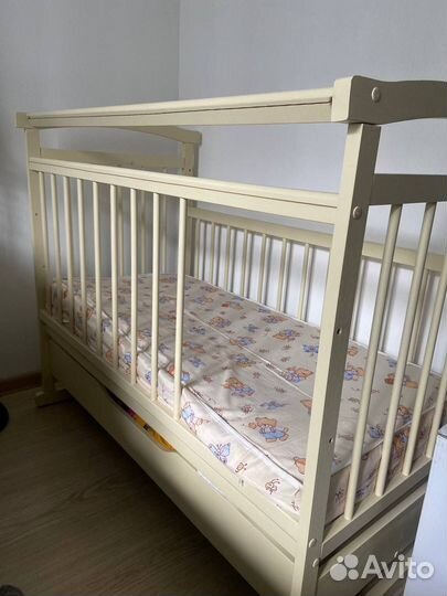 Детская кроватка с ящиком и матрасом