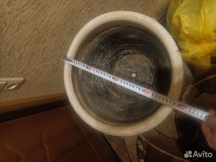 Глиняный горшок для цветов