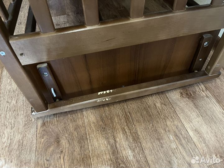 Детская кроватка с маятником