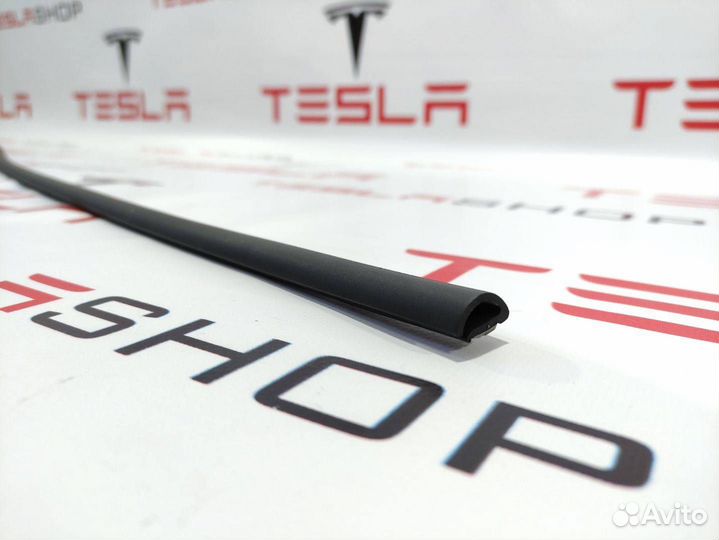 Уплотнитель двери Tesla Model X 2016 1487622-00-B