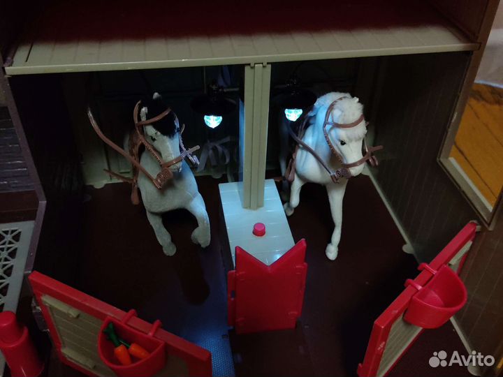 Конюшня lori с лошадьми