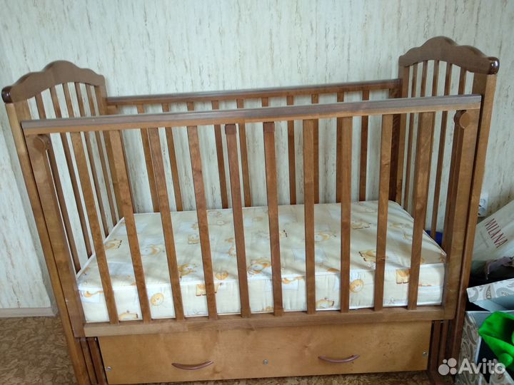 Детская кроватка с маятником