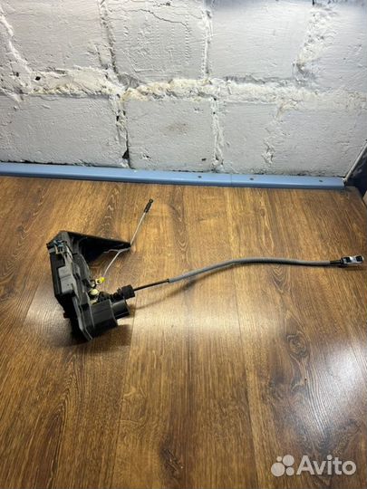 Замок боковой двери задний правый Volvo Xc90