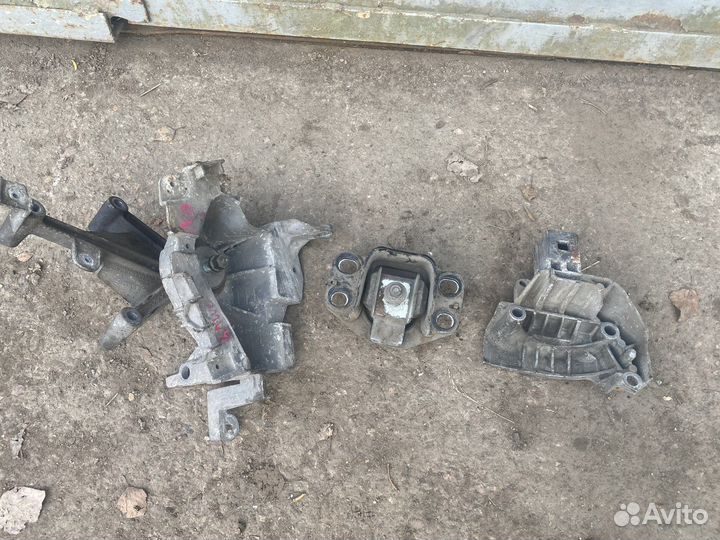 Кронштейн опора коробки Renault Clio Symbol