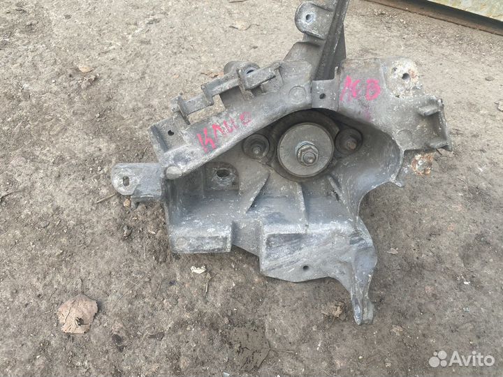 Кронштейн опора коробки Renault Clio Symbol