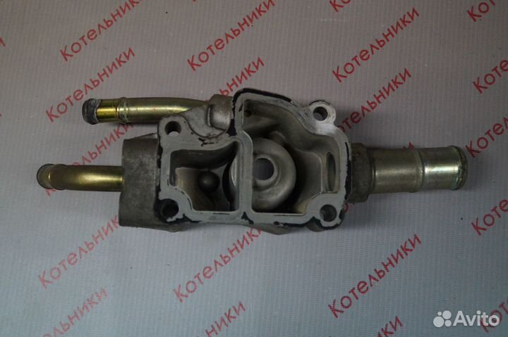 Nissan 11061-AU300 Корпус термостата