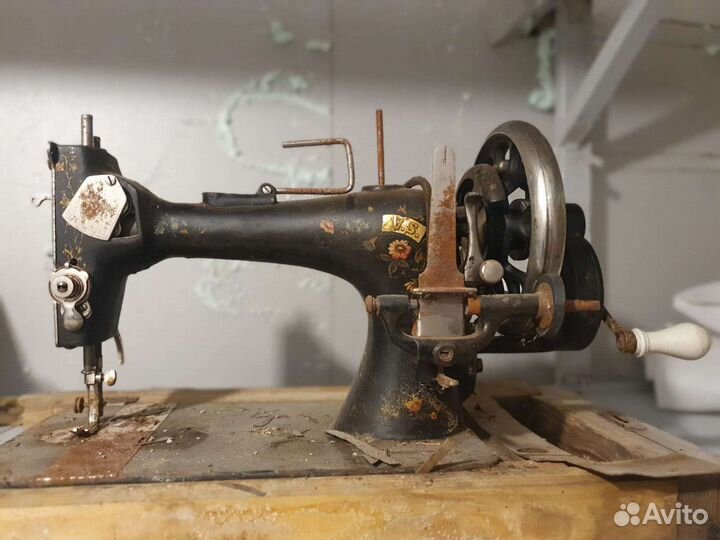 Старинная швейная машинка