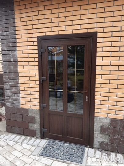 Дверь входная со стеклом пластиковая новая