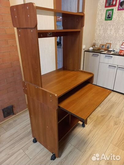 Компьютерный стол и кресло