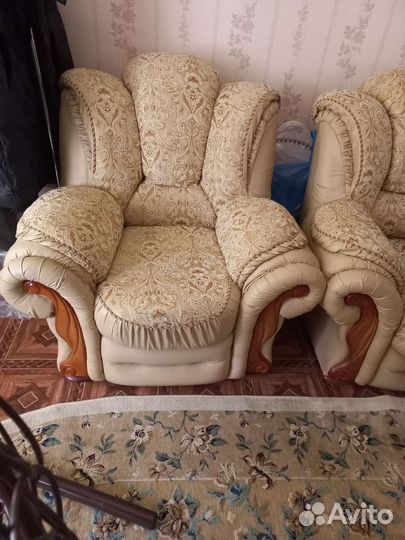 Кожаный диван и 2 кресла