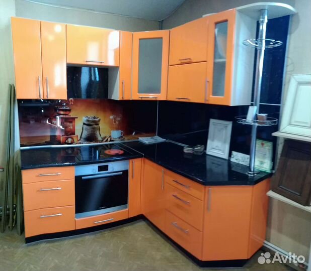 Кухонный фартук из стекла, скинали