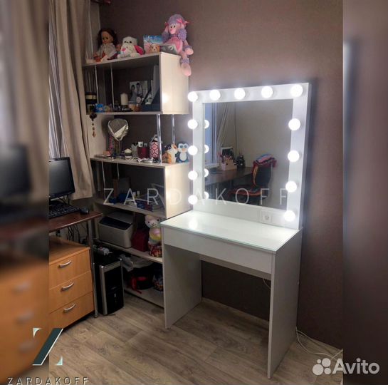 Туалетный столик и гримерное зеркало с подсветкой