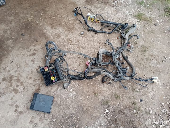 Блок предохранителей подкапотный Ланцер 9