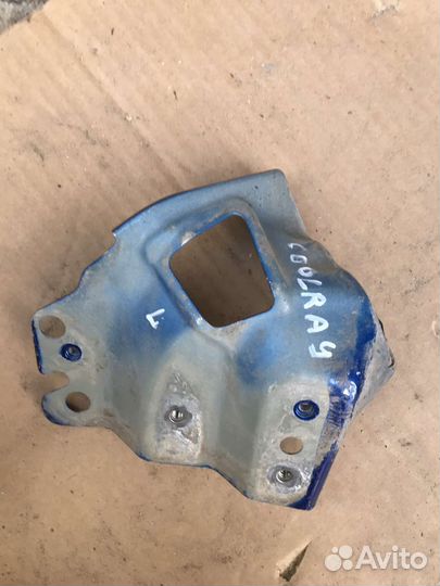 Geely coolray кронштейн крыла левый