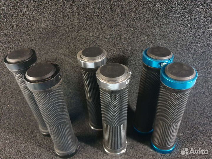 Грипсы на фиксаторах с заглушками (за пару)