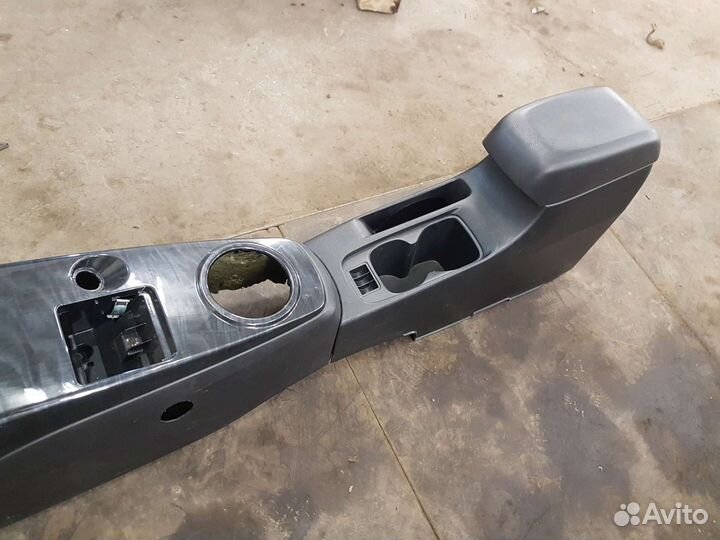 Подлокотник Mitsubishi lancer 9