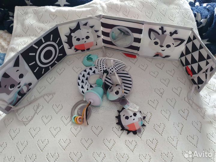 Пакетом книжка и подвеска TinyLove