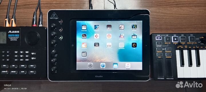 Behringer istudio is202 -муз. док-станция для iPad