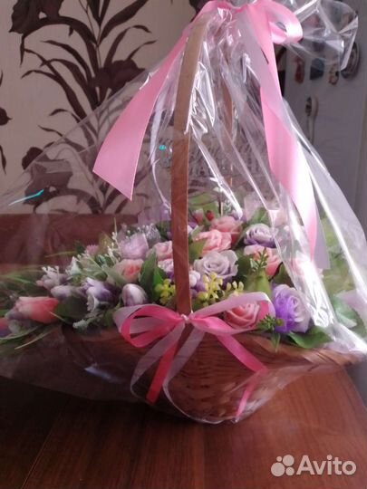 Подарок на день рождения,корзина с цветами из мыла