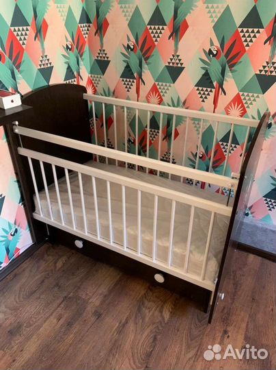 Детская кроватка с маятником