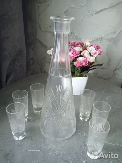 Графин хрустальный и рюмки