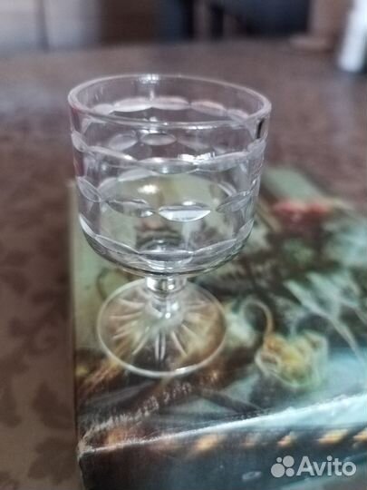 Рюмка на ножке