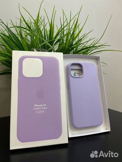 Кожаный чехол на iPhone 14