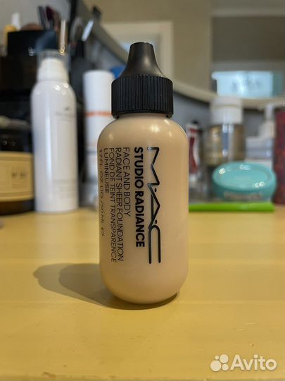 Тональная основа MAC studio radiance face & body