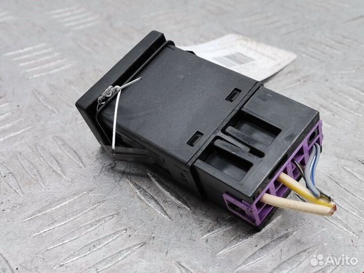 Кнопка обогрева заднего стекла Volkswagen Passat