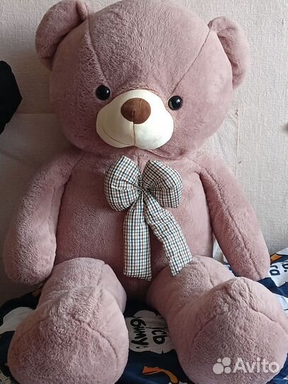 Большой плюшевый медведь