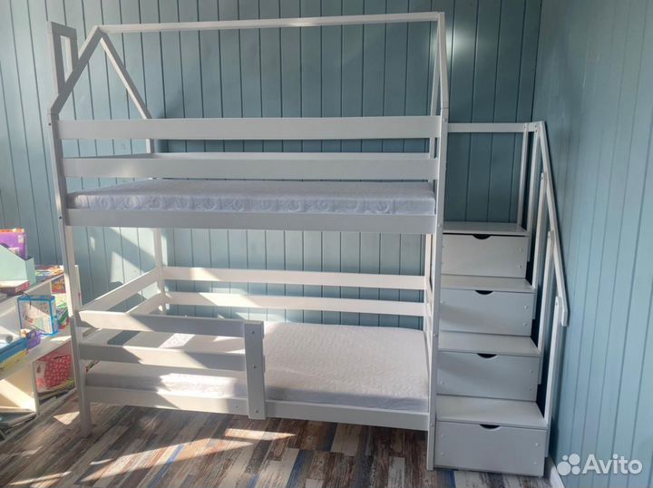 Двухъярусная кровать с лестницей комодом