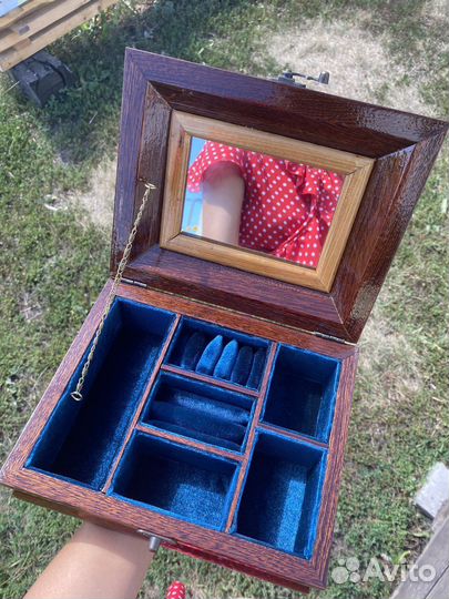 Шкатулка из красного дерева