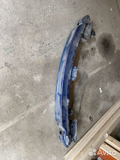 Усилитель переднего бампера на renault laguna 2