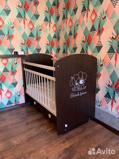 Детская кроватка с маятником