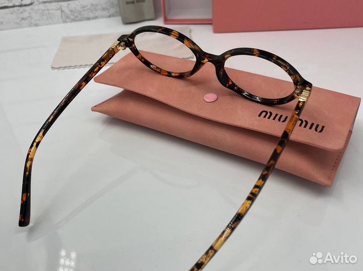 Солнцезащитные очки Miu Miu