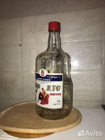 Бутылка стеклянная с ручкой (1.75л)