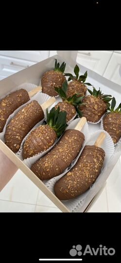 Клубника в шоколаде банан, финики