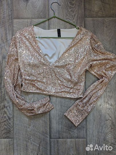 Укороченная блузка с пайетками