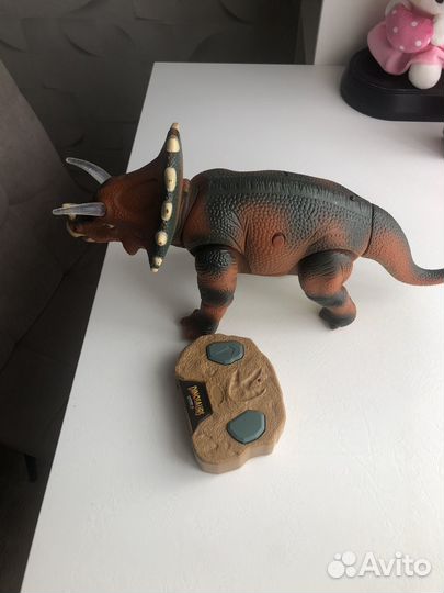 Игрушка динозавр на пульте управления