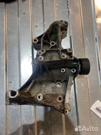 Кронштейн компрессора кондиционера Renault Laguna