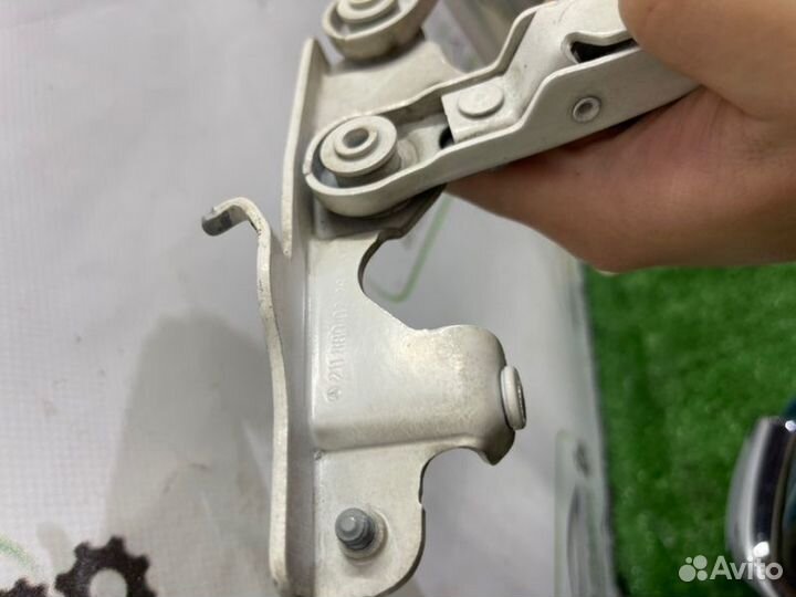 Петля капота передняя правая Mercedes Benz Cls