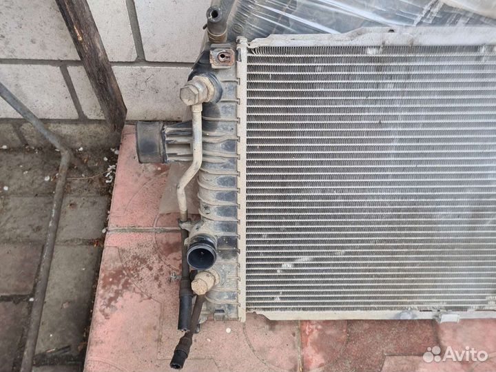 Опель Зафира в 1.9 тд АКПП радиатор охлаждения