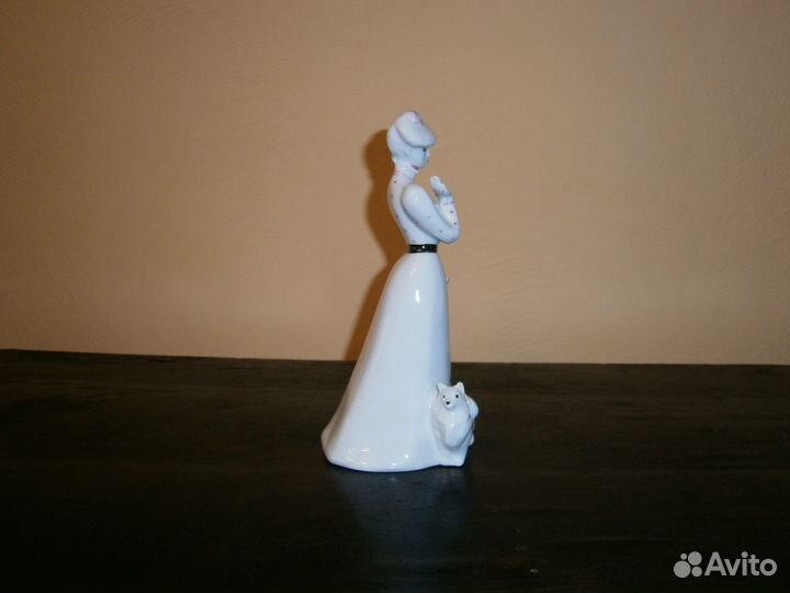 Фарфоровая статуэтка Дама с собачкой Дулево СССР