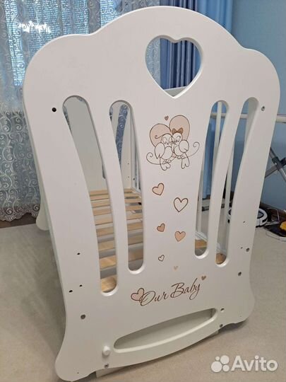 Детская кроватка с маятником