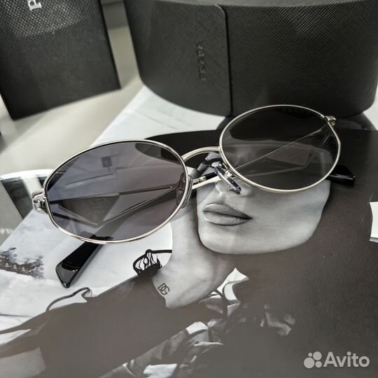 Солнцезащитные очки Prada